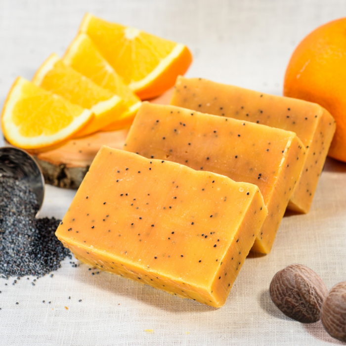 Sabó artesanal de taronja, mantega de carité i llavors de rosella. Protegeix la pell, es refrescant i exfoliant.