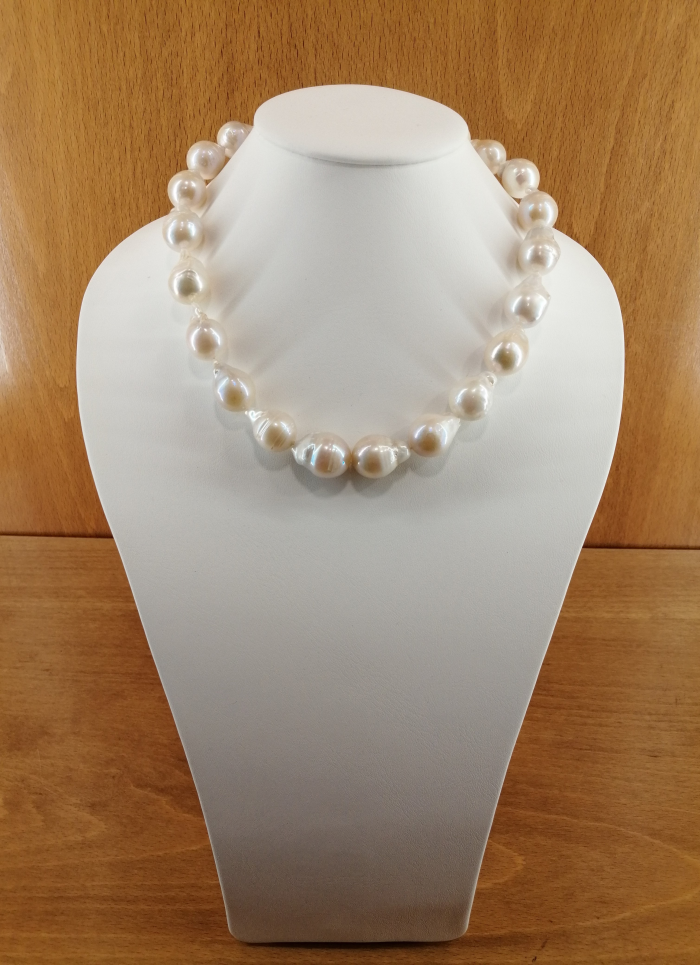 Collar de perlas cultivadas barrocas de 14-20mm, con cierre en plata de ley.