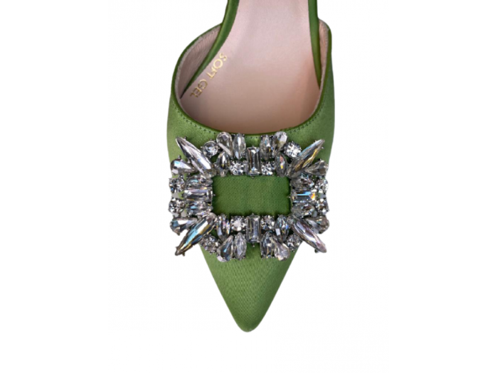 Zapato salón en raso verde con broche
