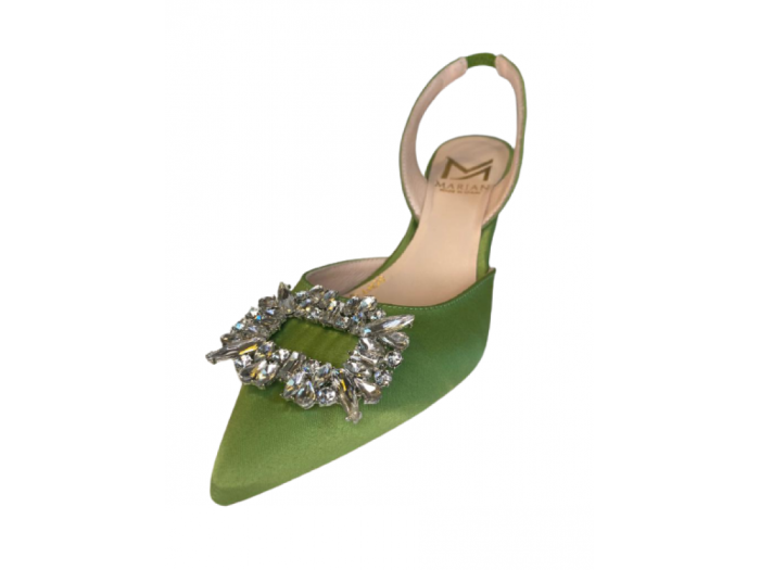 Zapato salón en raso verde con broche