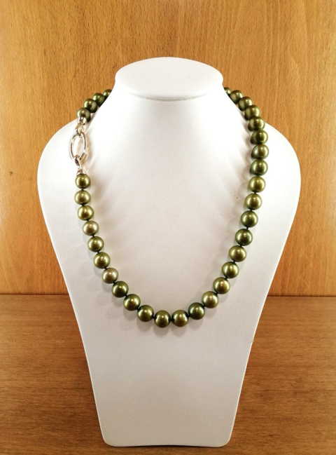 Collar de perlas cultivadas en tonos verde de 10 mm, con cierre en plata de ley