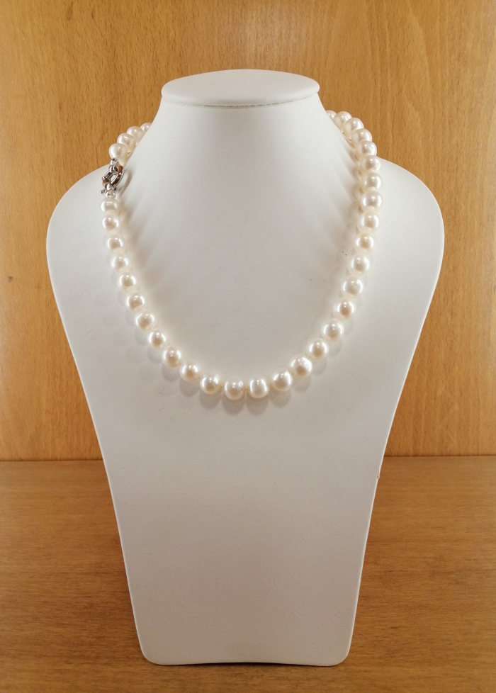 Collar de perlas cultivadas de 8/9mm, con cierre en plata de ley.