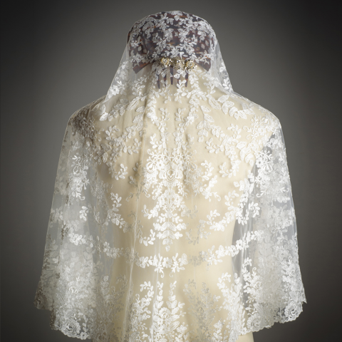 Mantilla marfil. Bordada a mano