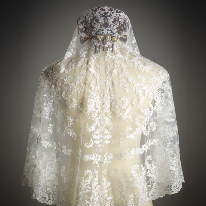 Mantilla marfil. Bordada a mano