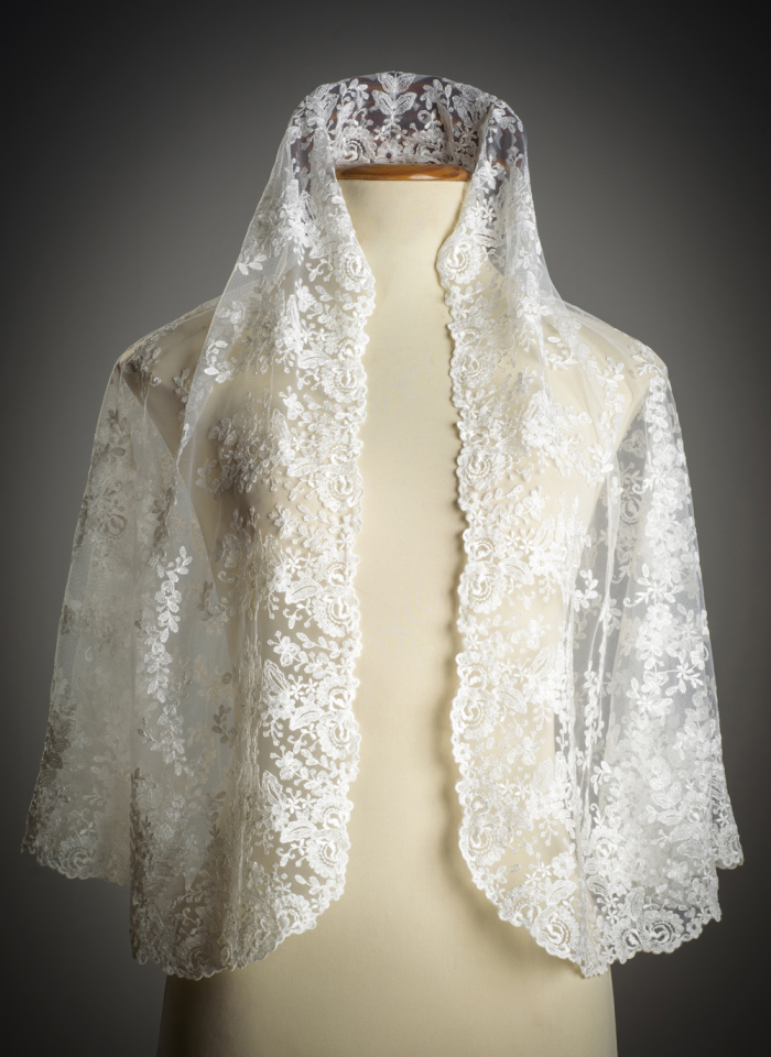 Mantilla marfil. Bordada a mano