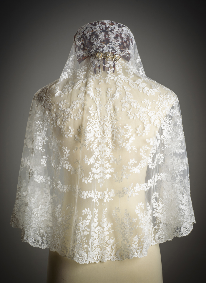 Mantilla marfil. Bordada a mano